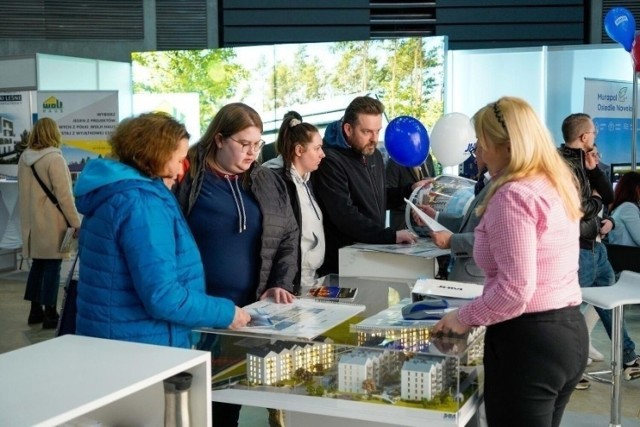 Rządowa pomoc dotyczy m.in. rodziców, ale nie tylko oni mogą liczyć na dopłaty. Jednak od nich zacznijmy.  

Kto może liczyć na państwowe dopłaty? Listę takich osób prezentujemy w dalszej części naszej galerii