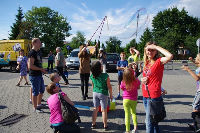 Wędrująca Estrada w Zamościu: osiedle Rataja bawi się koło Revii Park