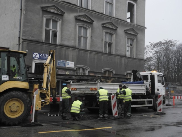 Ekipa przygotowuje budynek do rozbiórki.