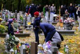 Poznaniacy tłumnie odwiedzali cmentarze we Wszystkich Świętych. Zobacz zdjęcia z Miłostowa i Junikowa