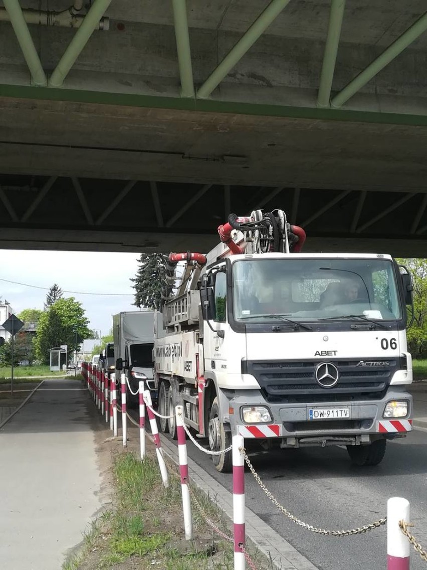 Mieszkańcy osiedla Żerniki chcieli nowego ronda. Dostali sygnalizację, a wraz z nią... korki