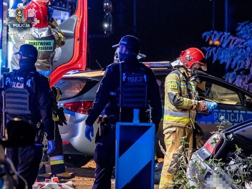 Tragiczny wypadek koło Polkowic. Auto uderzyło w nasyp. Nie żyje 33 -letni kierowca, a trzy osoby są ciężko ranne