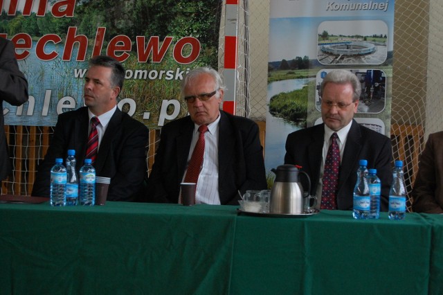 Od lewej wójt Andrzej Żmuda Trzebiatowski, wójt Adam Marciniak i burmistrz Mirosław Burak
