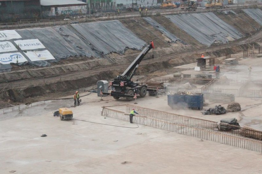 Na placu budowy Dworca Łódź fabryczna kończy się wylewanie betonowego stropu i startują prace przy budowie tunelu od strony stacji Łódź Widzew.