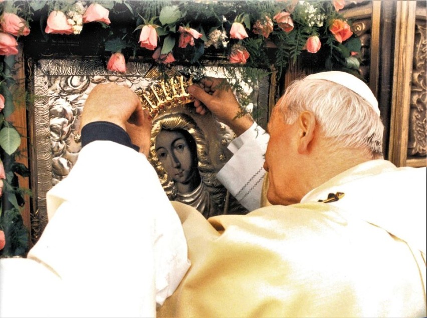 Papież podczas  pielgrzymki do Polski, 12 czerwca 1987 roku, w Gdańsku - Zaspie, dokonał koronacji wizerunku Matki Bożej Trąbkowskiej