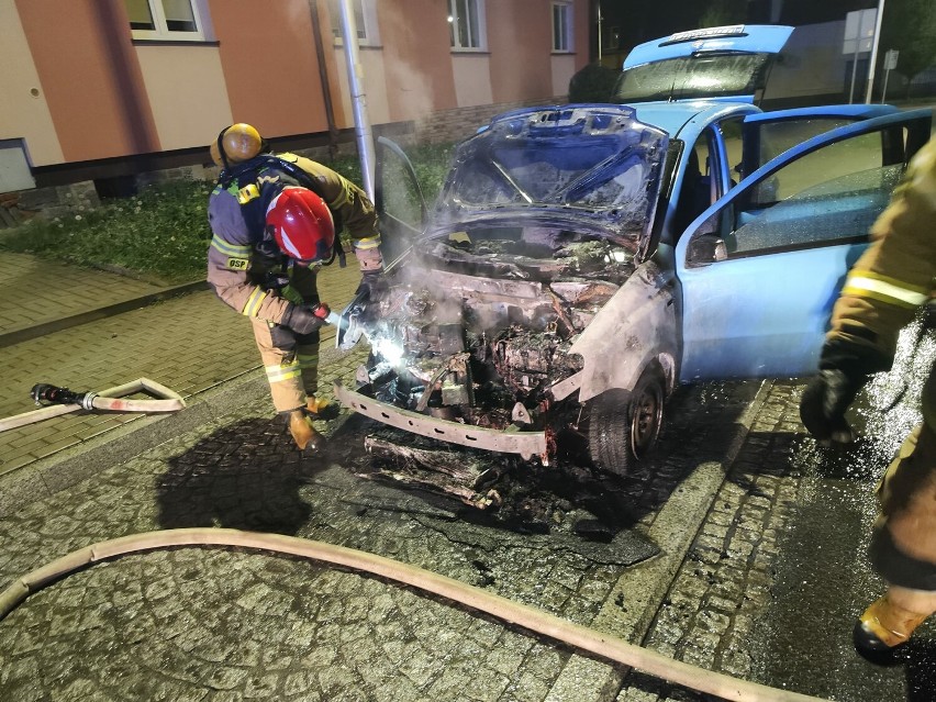 Pożar samochodu przy ul. Wesołej w Strzegomiu, auto zapaliło...