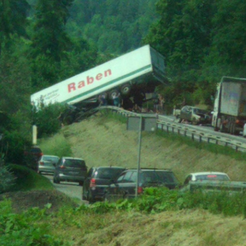 Wypadek na zakopiance w Tenczynie. Tir zderzył się z autobusem. 48 osób rannych [ZDJĘCIA]