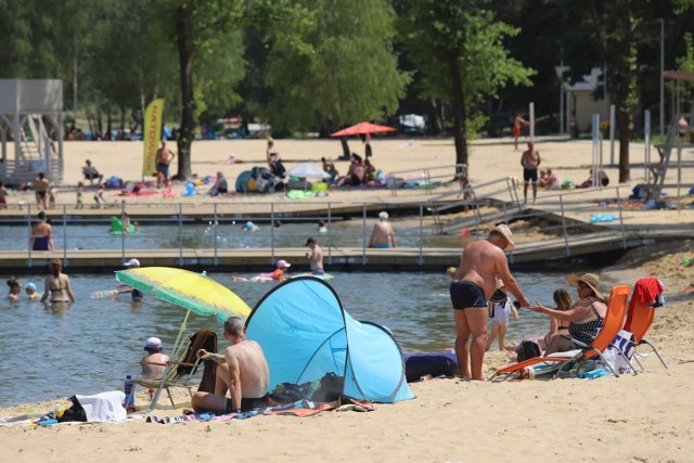 Upalna pogoda przyciągnęła nad Sosinę spragnionych ochłody mieszkańców Jaworzna. Zobacz kolejne zdjęcia. Przesuwaj zdjęcia w prawo - naciśnij strzałkę lub przycisk NASTĘPNE