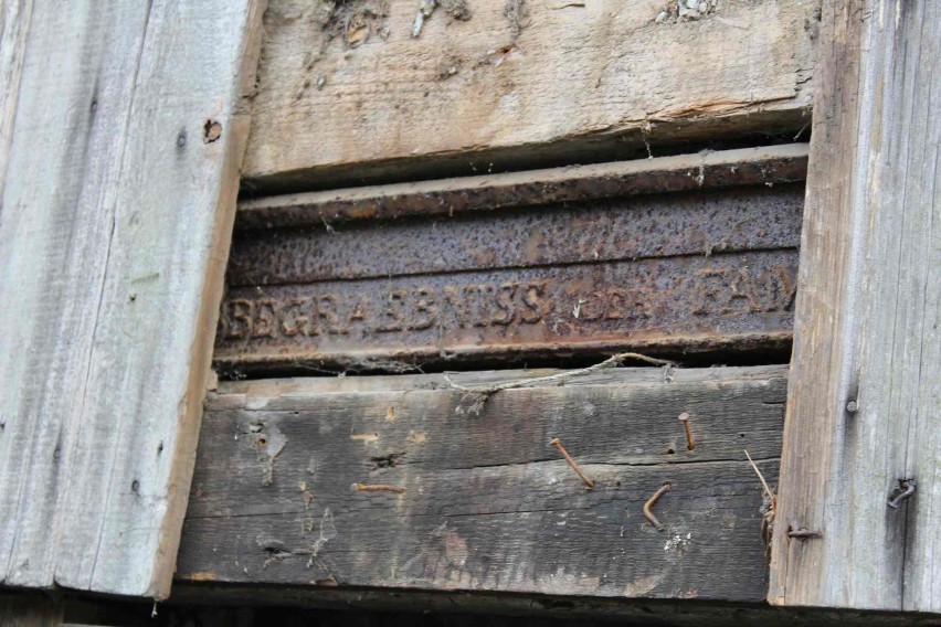 Juszkowo: Odsłonili relikty XVII w. kościoła, w tym tablicę datowaną na 1607 r.