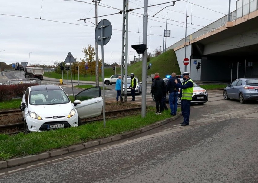 Wrocław. Auto wylądowało na torowisku przy obwodnicy śródmiejskiej. Zobacz zdjęcia z wypadku