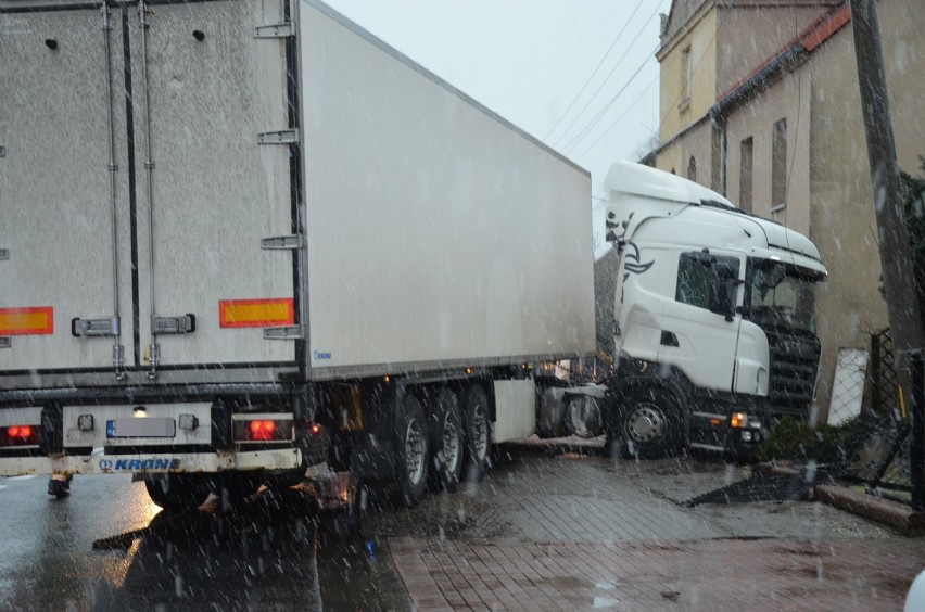 W Serbach tir wpadł w poślizg i uderzył w ogrodzenie. Zatrzymał się tuż przy murach domu