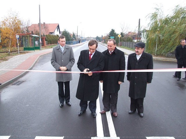 Uroczystego przecięcia wstęgi dokonali starosta Krzysztof Ostrowski, wicestarosta Dariusz Pilak, burmistrz Witkowa Krzysztof Szkudlarek oraz wiceburmistrz Marian Gadziński.
