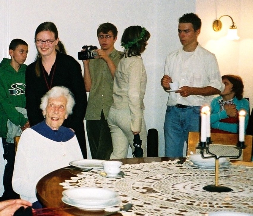 Ostatnia wizyta Freyi w Krzyżowej. Dom na Wzgórzu, 2004 rok.