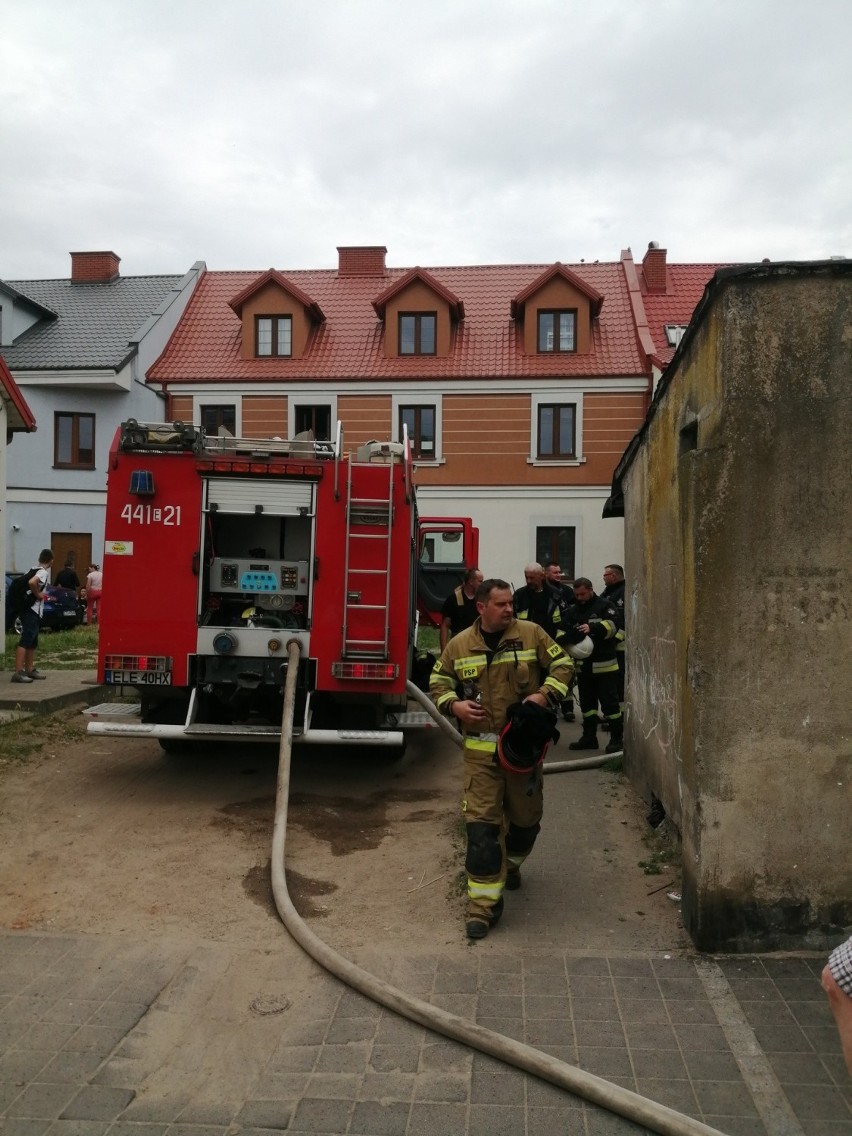 Groźny pożar kamienicy na rynku w Łęczycy. Dwie osoby zabrano do szpitala