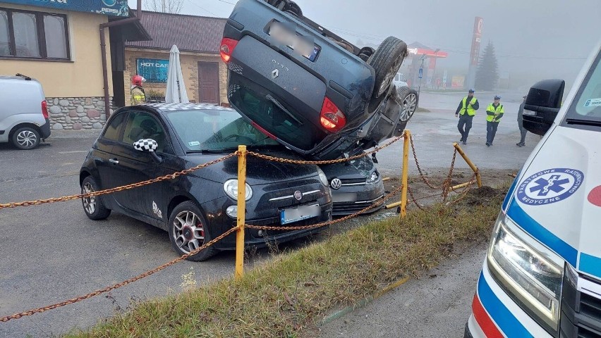 Nietypowy wypadek na zakopiance w Rdzawce. Auto dachowało i...