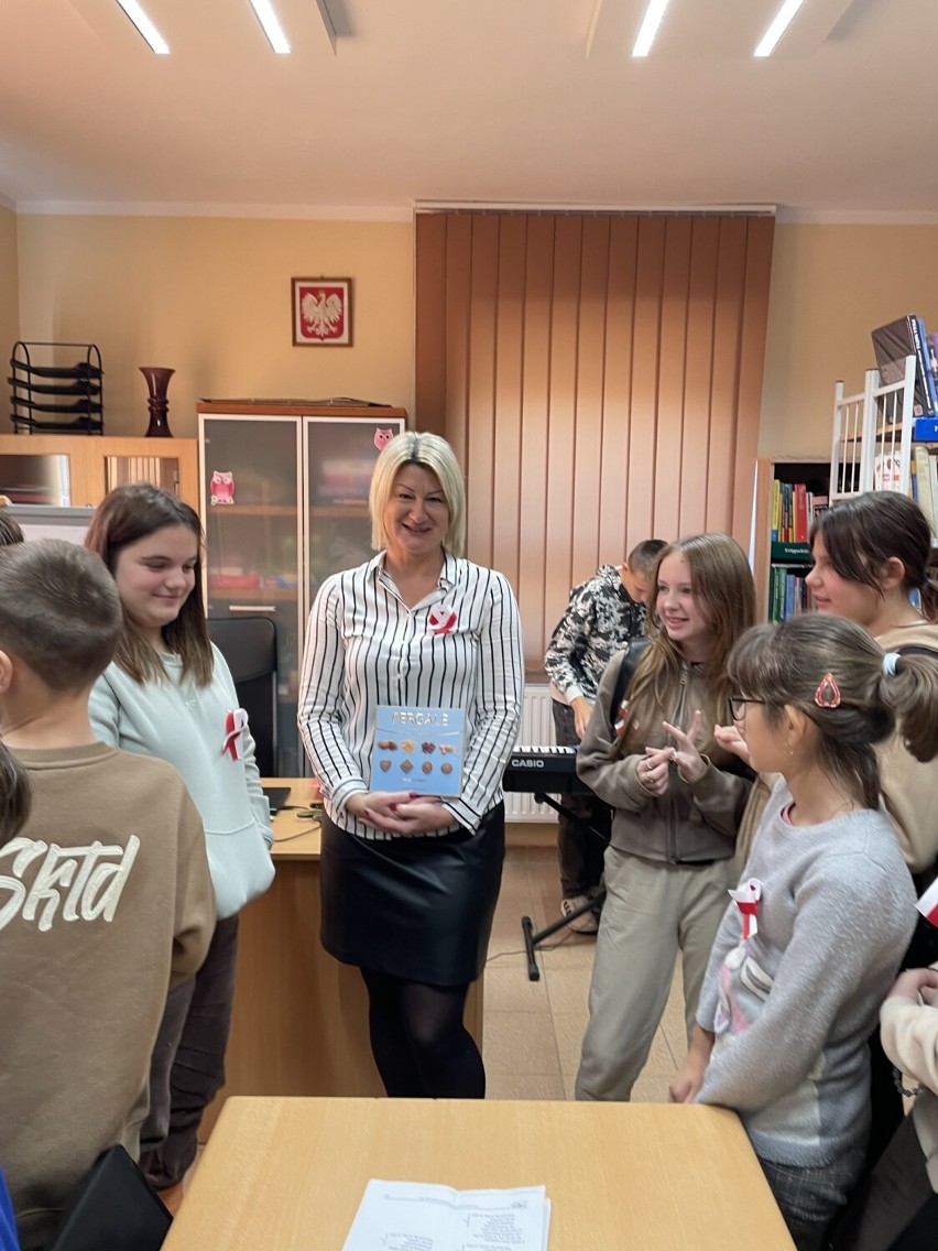 Uczniowie wieluńskiej "piątki" gościli w Filii Bibliotecznej w Dąbrowie na patriotycznym spotkaniu