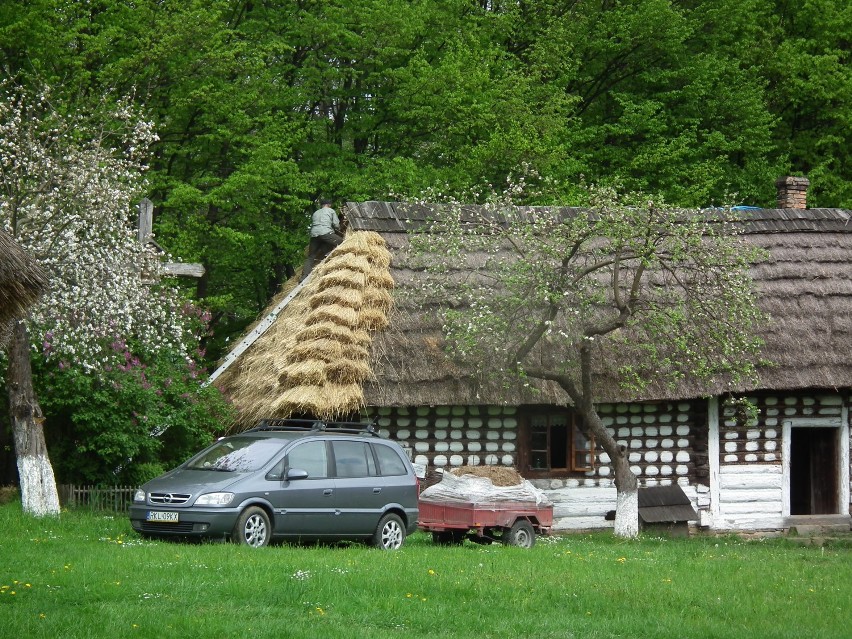 Wymiana kiczek w szymbarskim skansenie