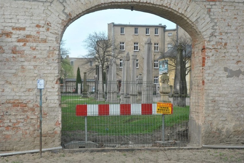 Mur przy lapidarium w Lesznie - zaczął się kolejny etap renowacji [ZDJĘCIA]