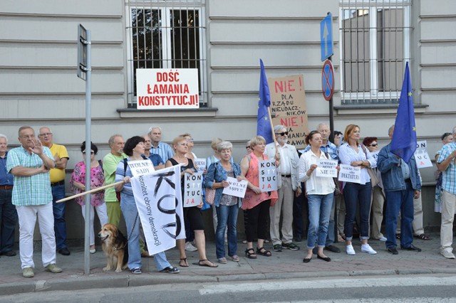 -&nbsp;Chcą zrobić z Sądem Najwyższym to, co zrobili z Trybunałem Konstytucyjnym, który aktualnie znajduje się za żelazną bramą - mówił Wojciech Gąsiorowski, sądecki adwokat i aktywny działacz KODu