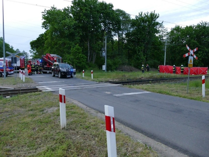 Tragiczny wypadek na przejeździe kolejowym pod Koszalinem. Dwie osoby nie żyją