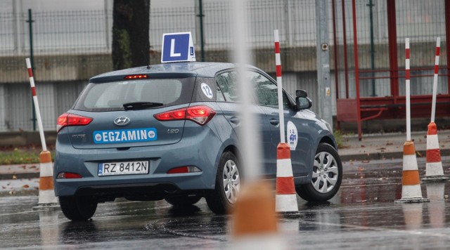 Ministerstwo Infrastruktury i Budownictwa sukcesywnie aktualizuje bazę pytań na egzamin teoretyczny na prawo jazdy. Właśnie pojawiły się kolejne! Wybierasz się na egzamin? A może już jesteś kierowcą? Sprawdź, czy poradziłbyś sobie z tymi pytaniami. Niektóre raczej są banalne, a niektóre mogą sprawić trudność. W dalszej części galerii prezentujemy 10 nowych pytań wraz z odpowiedziami. 

ZOBACZ NA KOLEJNCYH SLAJDACH --->