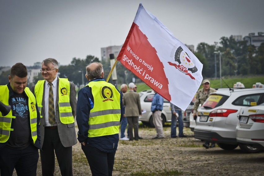Taksówkarze zaczynają protest w Warszawie. Sprzeciwiają się sprzedaży MPT. Jak wpłynie na pasażerów?