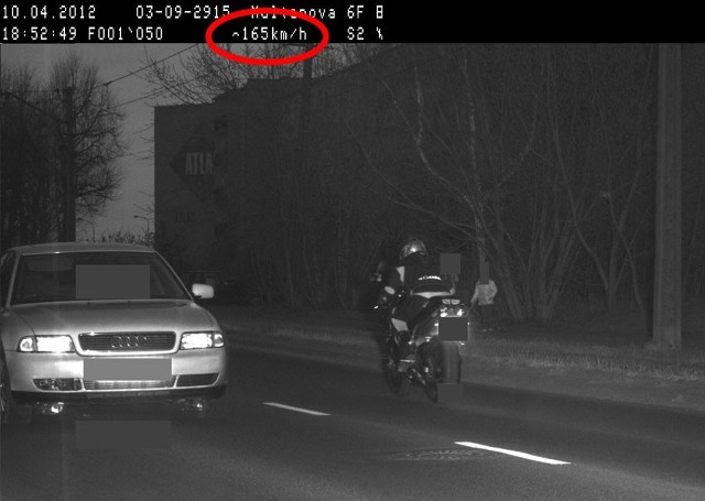 Na jednym ze zdjęć fotoradar uwiecznił motocyklistę jadącego przez miasto 165 km/h.