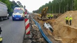 Wypadek na ul. Grunwaldzkiej w Bydgoszczy. Samochód wpadł do głębokiego wykopu
