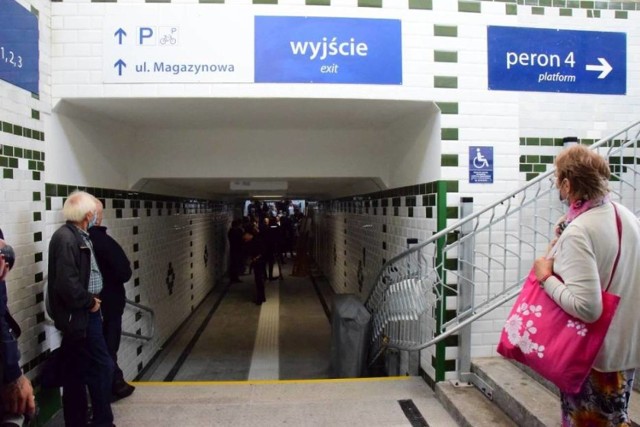 Na pierwszym planie platforma, o której mowa w artykule. Zdjęcie wykonano w dniu otwarcia tunelu w Inowrocławiu