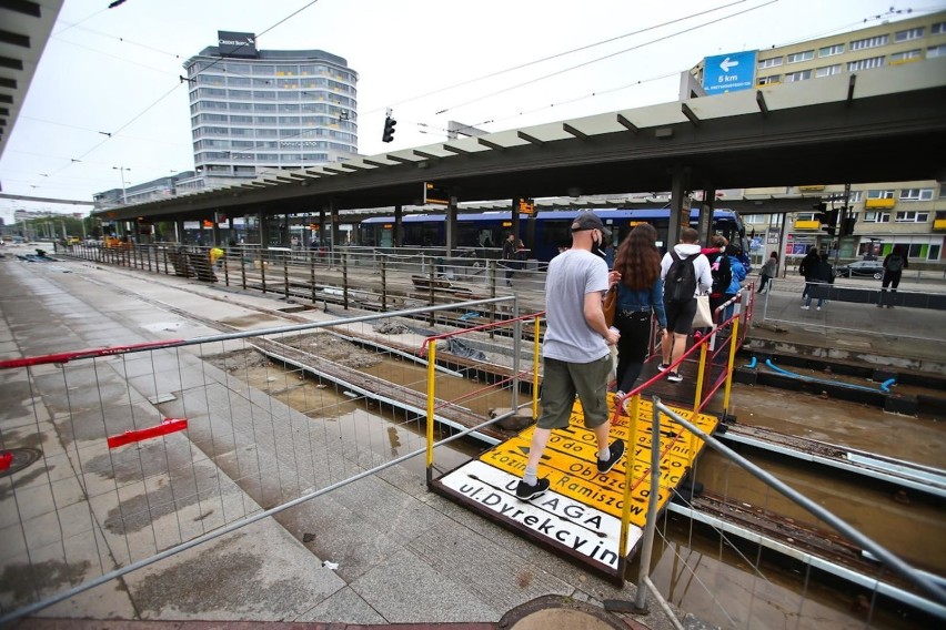 Wrocław. Co dzieje się na rondzie Regana? Kiedy wrócą tu autobusy? 