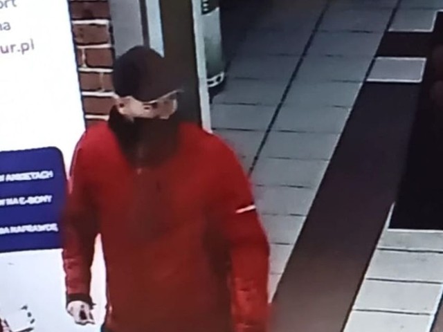 Widoczny na zdjęciu mężczyzna 26 lutego 2021 r. przywłaszczył sobie nie należącą do niego kartę bankomatową, którą następnie zapłacił za zakupy