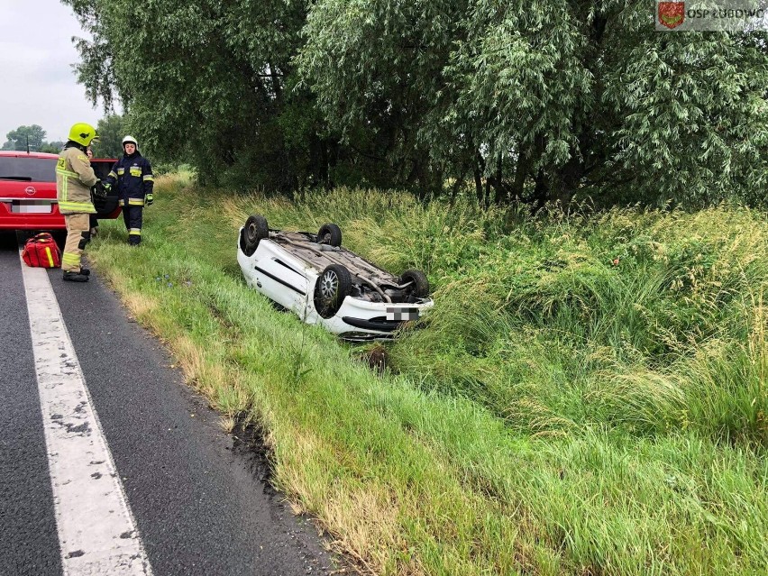 Lednogóra. Samochód dachował i wylądował w rowie