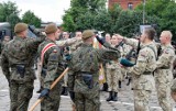 Inowrocław. Przysięga wojskowa absolwentów klas mundurowych. Szkolili się w 82 batalionie lekkiej piechoty WOT. Zdjęcia