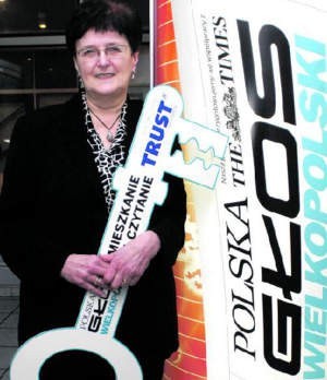 Pani Maria Karaś &amp;#8211; laureatka wielkopolskiej edycji konkursu z symbolicznym kluczem do swego mieszkania - fot. Sławomir Seidler