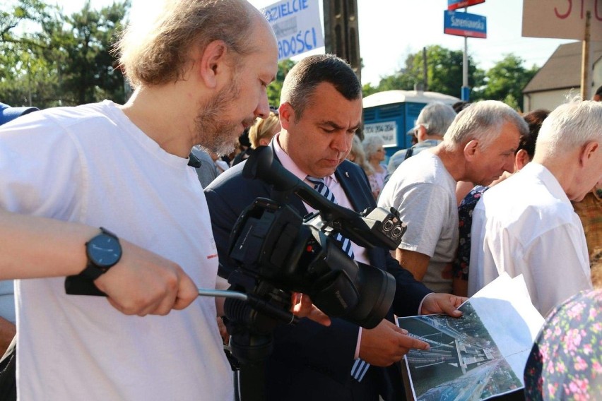 Protest w Wawrze. Mieszkańcy sprzeciwiają się budowie torów kolejowych przecinających środek dzielnicy. ''Tory do tunelu!''