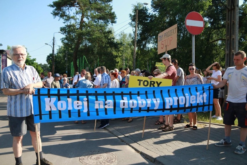 Protest w Wawrze. Mieszkańcy sprzeciwiają się budowie torów kolejowych przecinających środek dzielnicy. ''Tory do tunelu!''