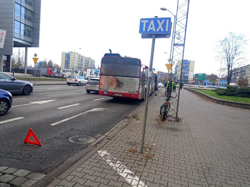 Zdarzenie drogowe na ul. Sokolskiej w Katowicach. Trzy osoby lekko poszkodowane