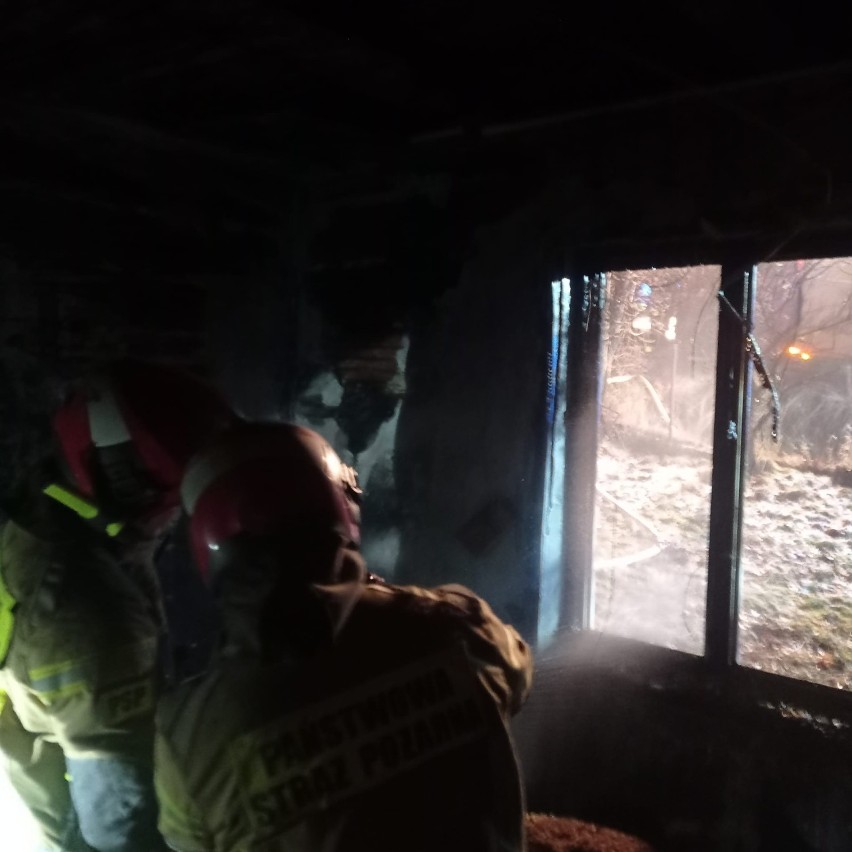 Pożar drewnianego domu w Birczy w powiecie przemyskim. Pogotowie ratunkowe zabrało do szpitala mężczyznę [ZDJĘCIA]