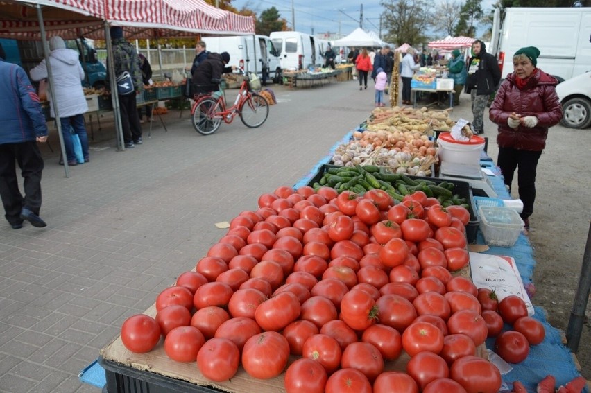 Ceny owoców i warzyw na targu w Stalowej Woli w piątek trzeciego listopada. Po ile jabłka, gruszki i pomidory? Sprawdźcie