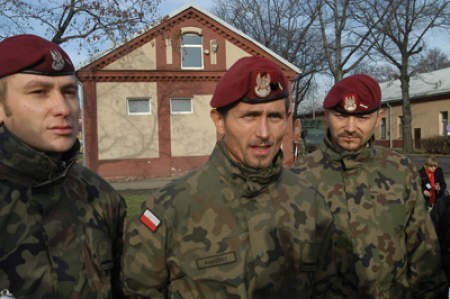 Dowódca wojsk lądowych gen. Waldemar Skrzypczak podczas wizyty w bielskiej jednostce.