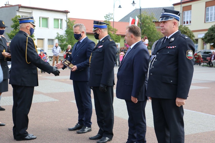 Strażacy z Lipna otrzymali sztandar. Zdjęcia i wideo z uroczystości na Placu Dekerta