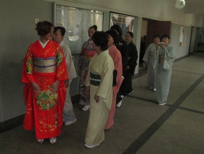 Japan Week Poznań - W liceum pokazali, jak zakładać kimono