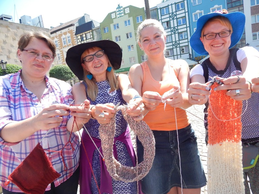 Na Starym Rynku kilkanaście osób robiło na drutach jednocześnie [zdjęcia, wideo]