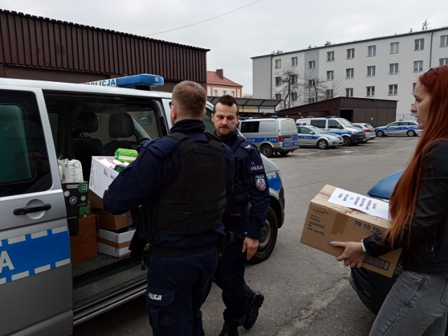 Do akcji pomocy na rzecz mieszkańców Ukrainy włączyli się policjanci i pracownicy cywilni komendy w Oświęcimiu oraz podległych jej komisariatów