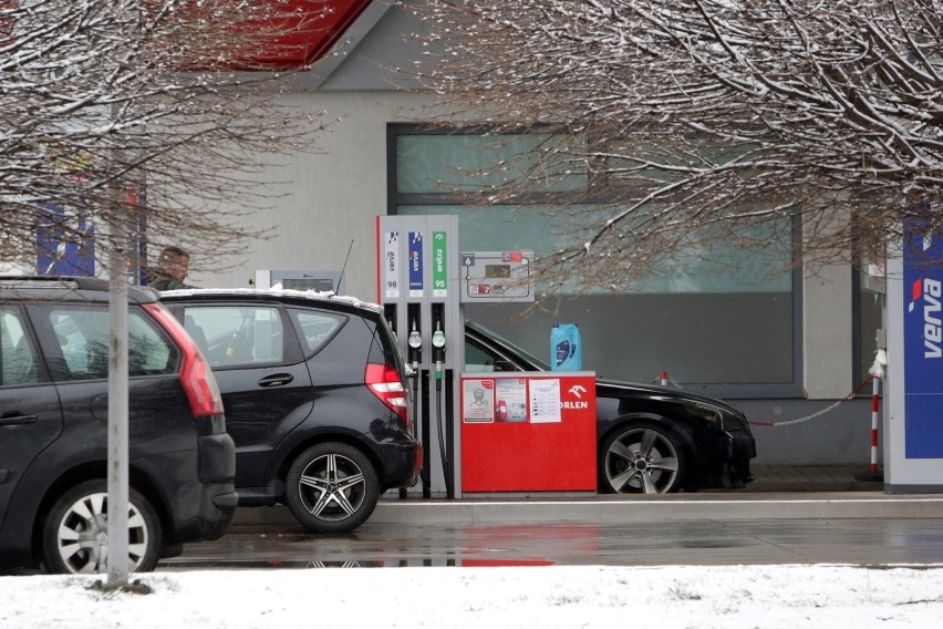 Rozpacz kierowców. Na stacjach ceny paliw zmieniają się nawet kilka razy dziennie. Ile to jeszcze potrwa? 