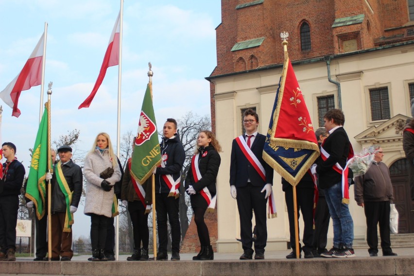 Złożenie wiązanek kwiatów przez poszczególne delegacje