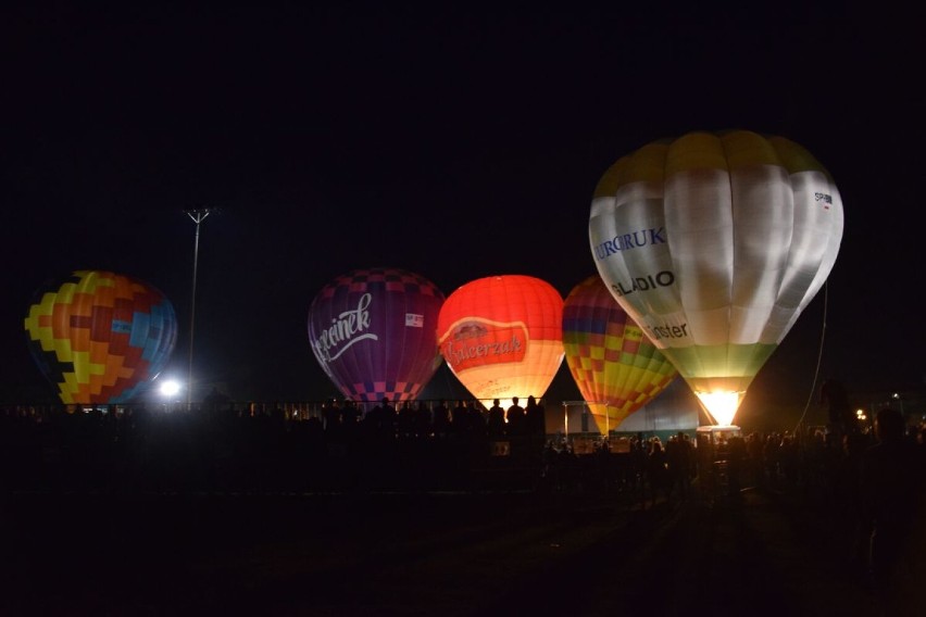 Nocna gala balonowa w Szczecinku. Widowisko światło i dźwięk zachwyciło [zdjęcia]