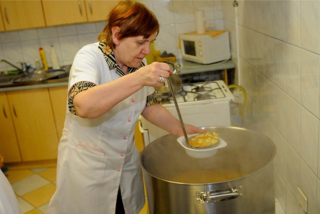 Ciepłe posiłki dla potrzebujących wydawane są codziennie przy ulicach Czartoryskiego 12 i Koronowskiej 14