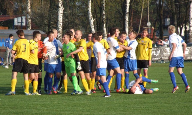 Niewiele brakowało, a derby zachodniej Małopolski w IV lidze piłkarskiej, rozegrane w Nowej Wsi zakończyłyby się jatką Niwy z MKS Trzebinia Siersza (1:4).