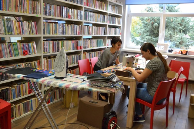 Maseczki dla aktywnych czytelników szyją też panie w bibliotece we Wielgiem